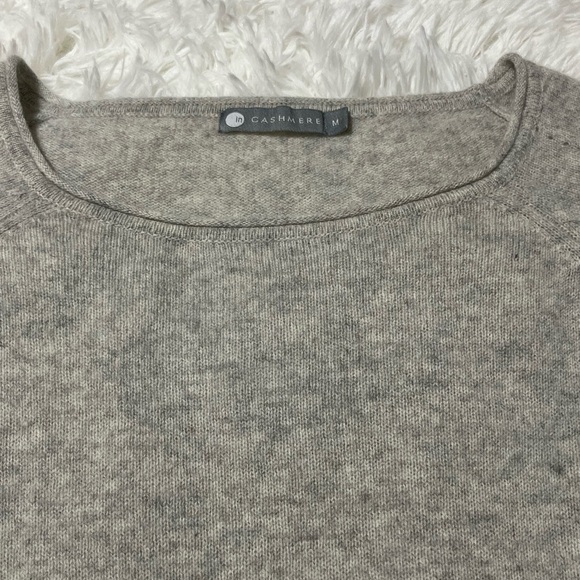 Incashmere | Soft Gray Cashmere Sweater - Picture 4 of 9